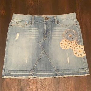 Denim skirt with doily design